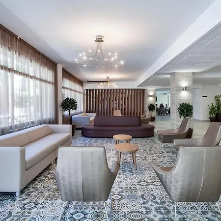 מלון Oasis Park 4*