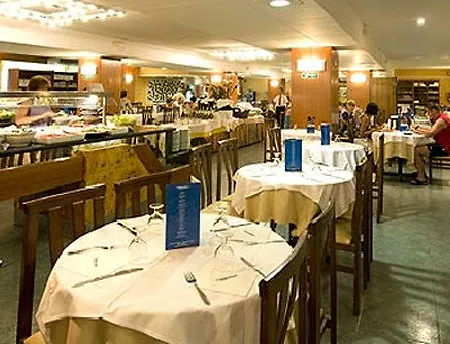 מלון Oasis Park 4*